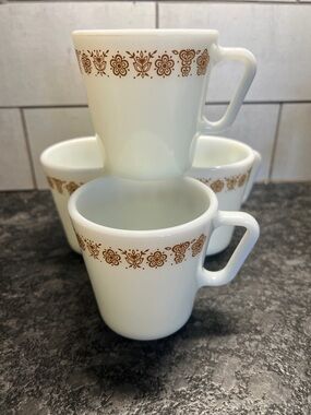 Vintage Pyrex Butterfly Gold coffee/tea cups. Mugs - Set of 4